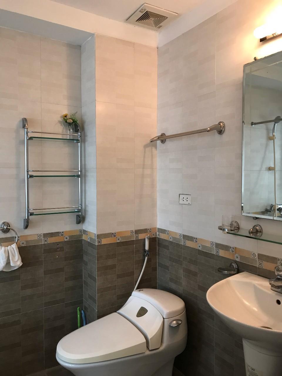 Nhà 1 trệt 3 lầu 5 phòng ngủ 4 wc địa chỉ đối diện vincom lê văn việt Q9
