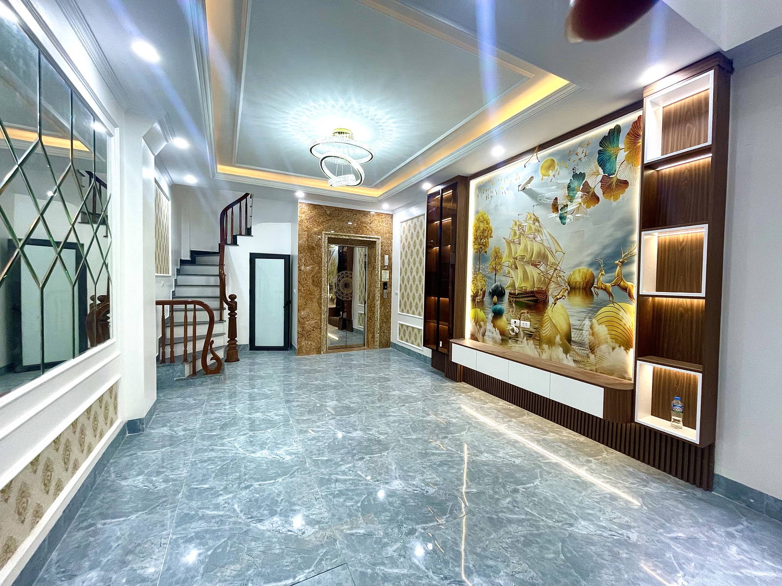 39 m2 trung tâm quận Đống Đa, 6 tầng thang máy, ô tô để cổng, gần ngay mặt phố