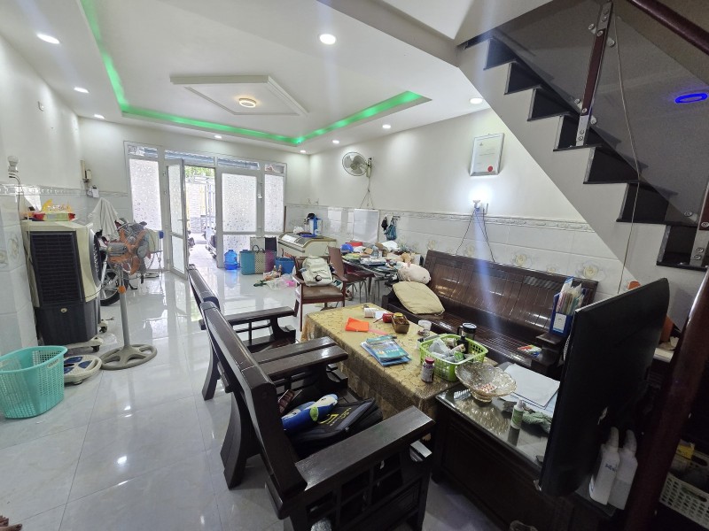 Bán nhà mặt phố Q.9, 82m², 4PN, 4WC, 6.4 tỷ, sổ hồng