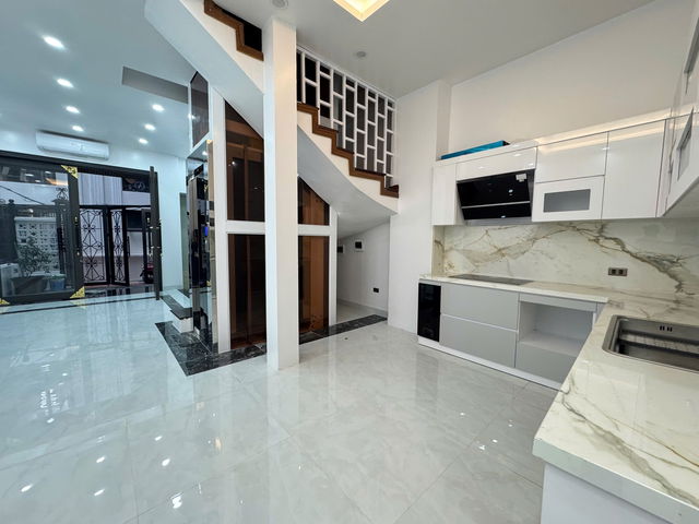 NHÀ NGUYỄN SƠN - LONG BIÊN - DÂN XÂY 4 TẦNG THANG MÁY - DT 68M2, MẶT TIỀN 5,8M - NHỈNH 13 TỶ THƯƠNG LƯỢNG