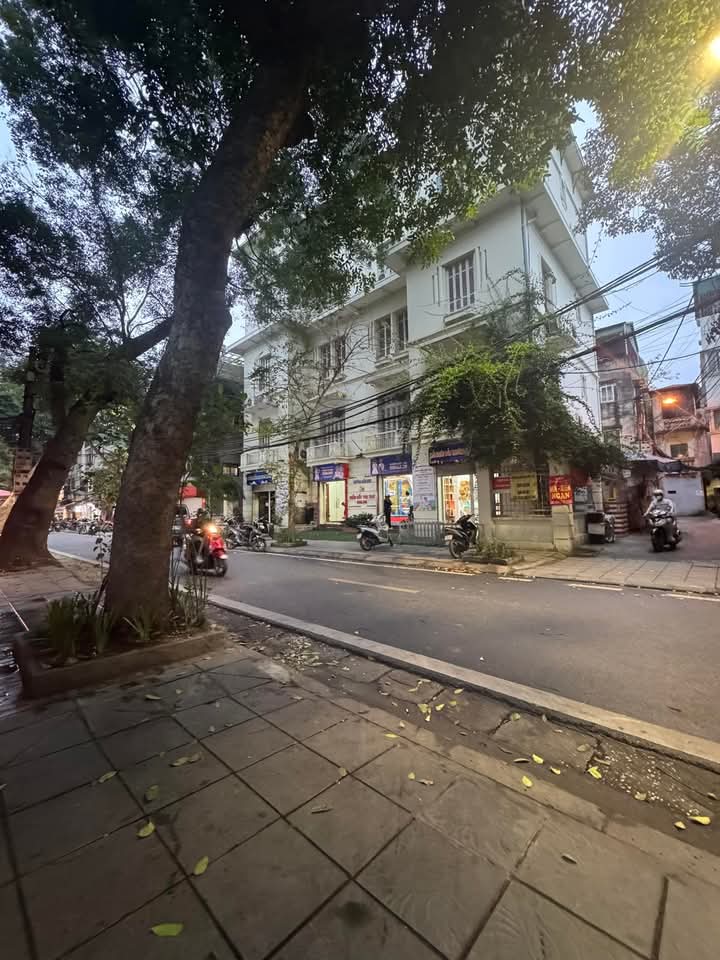 BÁN NHÀ ĐẸP TRUNG TÂM BA ĐÌNH DT 35M,MT 4M Ô TÔ ĐỖ CỬA GIÁ CHÀO CHỈ 7.X TỶ .