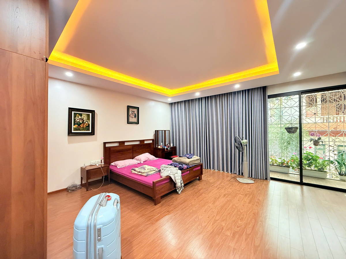 Bán nhà phố Đội Cấn 55m2, 5T thang máy MT5.3m vỉa hè ô tô kinh doanh giá chỉ 20 tỷ