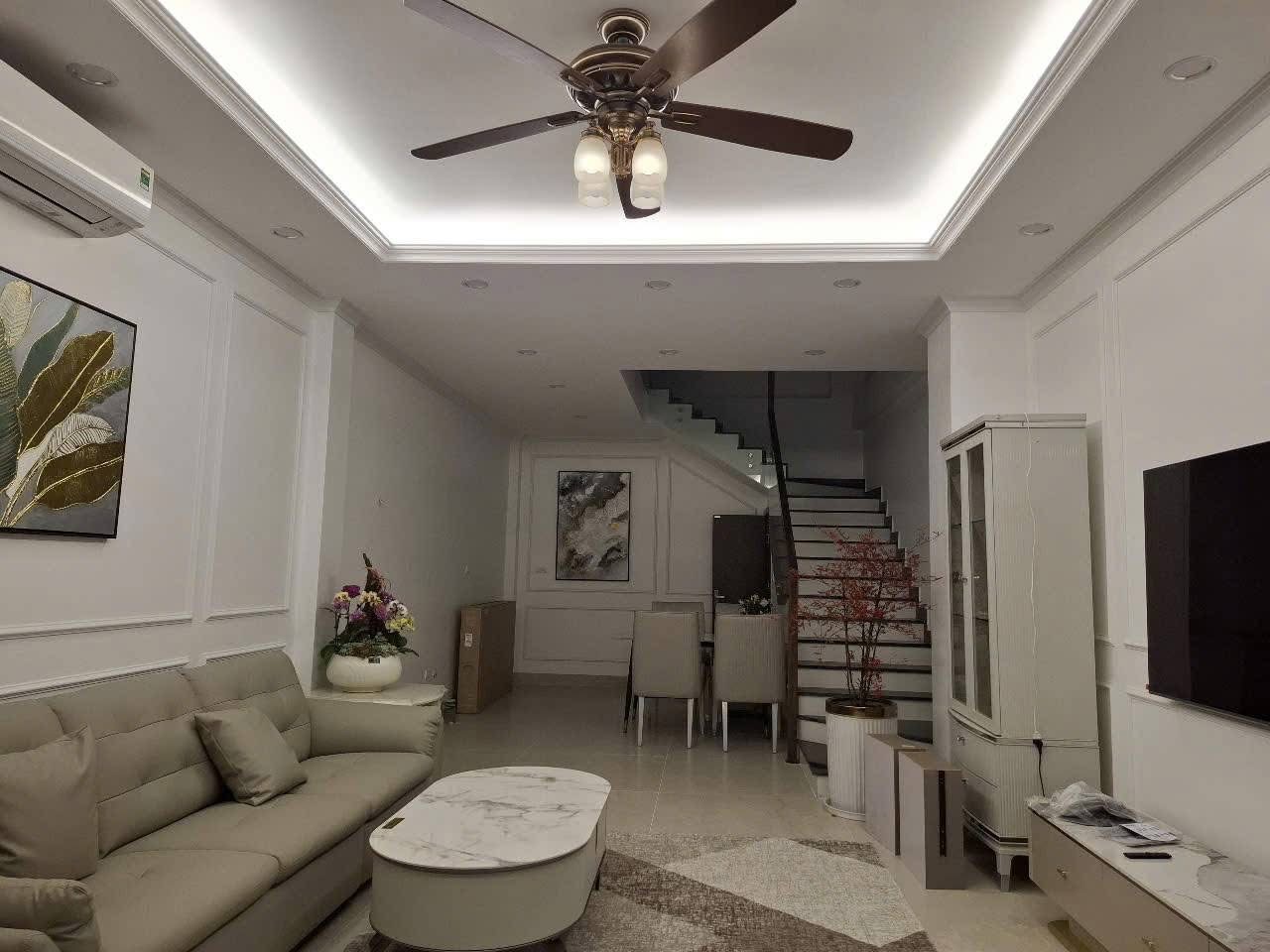 Hoàng Cầu 1 nhà ra MP. View Hồ. Khu đẹp nhất phố