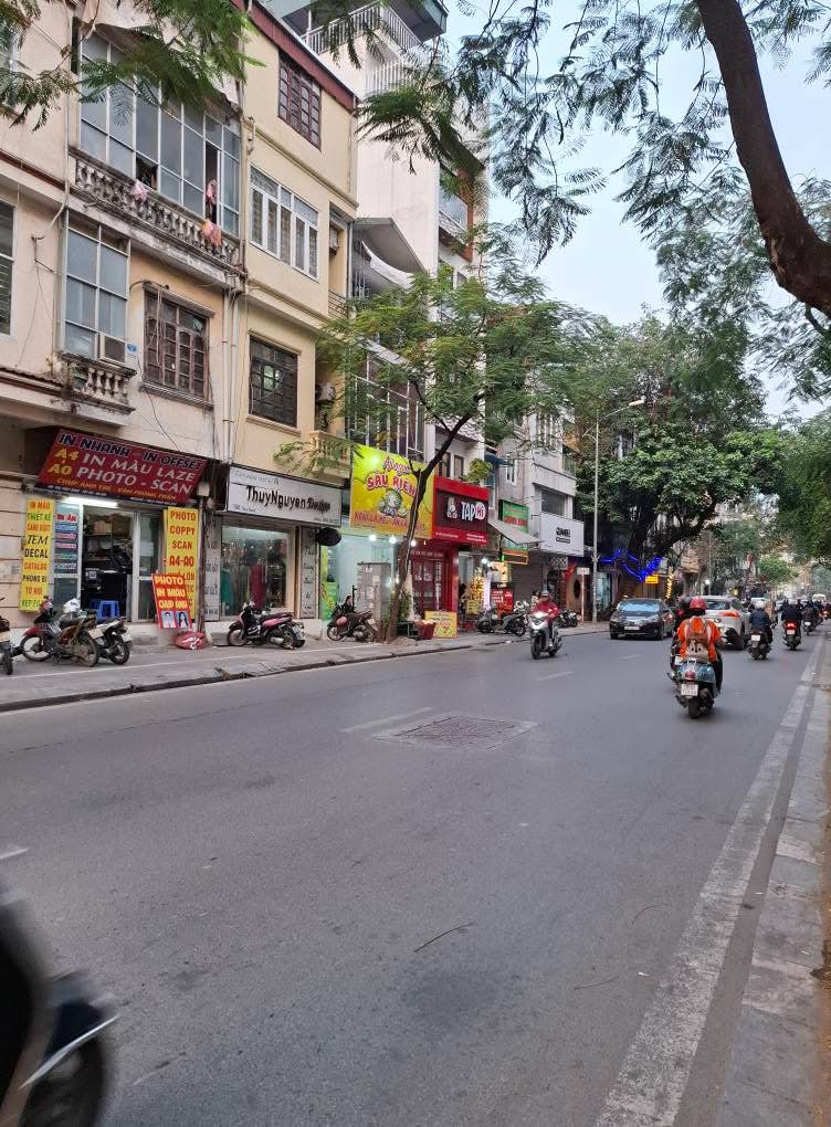 Nhà mặt phố Thuỵ Khuê, lô góc thoáng.