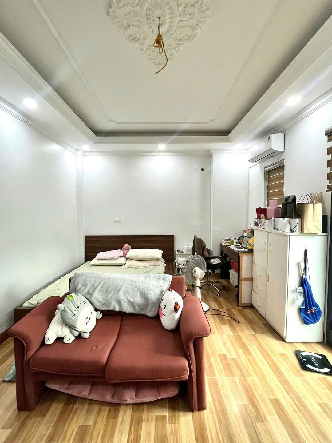 Bán Nhà Phố Láng Hạ – 5 Tầng, Mặt Tiền 5.7m, View Sân Chơi Thoáng – Chỉ 11.6 Tỷ!