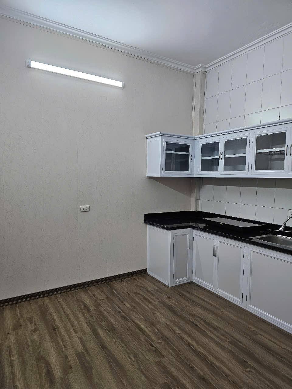 Cho thuê nhà Phố Bạch Đằng, 3.5 tầng, 2 ngủ, KD online kết hợp ở gđ, nhóm 8.5 Triệu