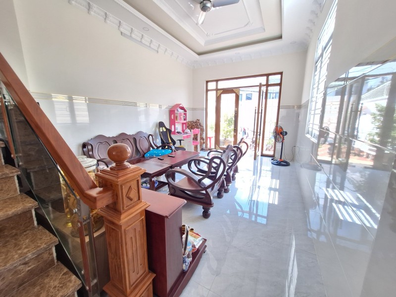 Bán nhà mặt phố Q.9, 100m², 3 tầng, 4PN, 8.6 tỷ, sổ hồng ```