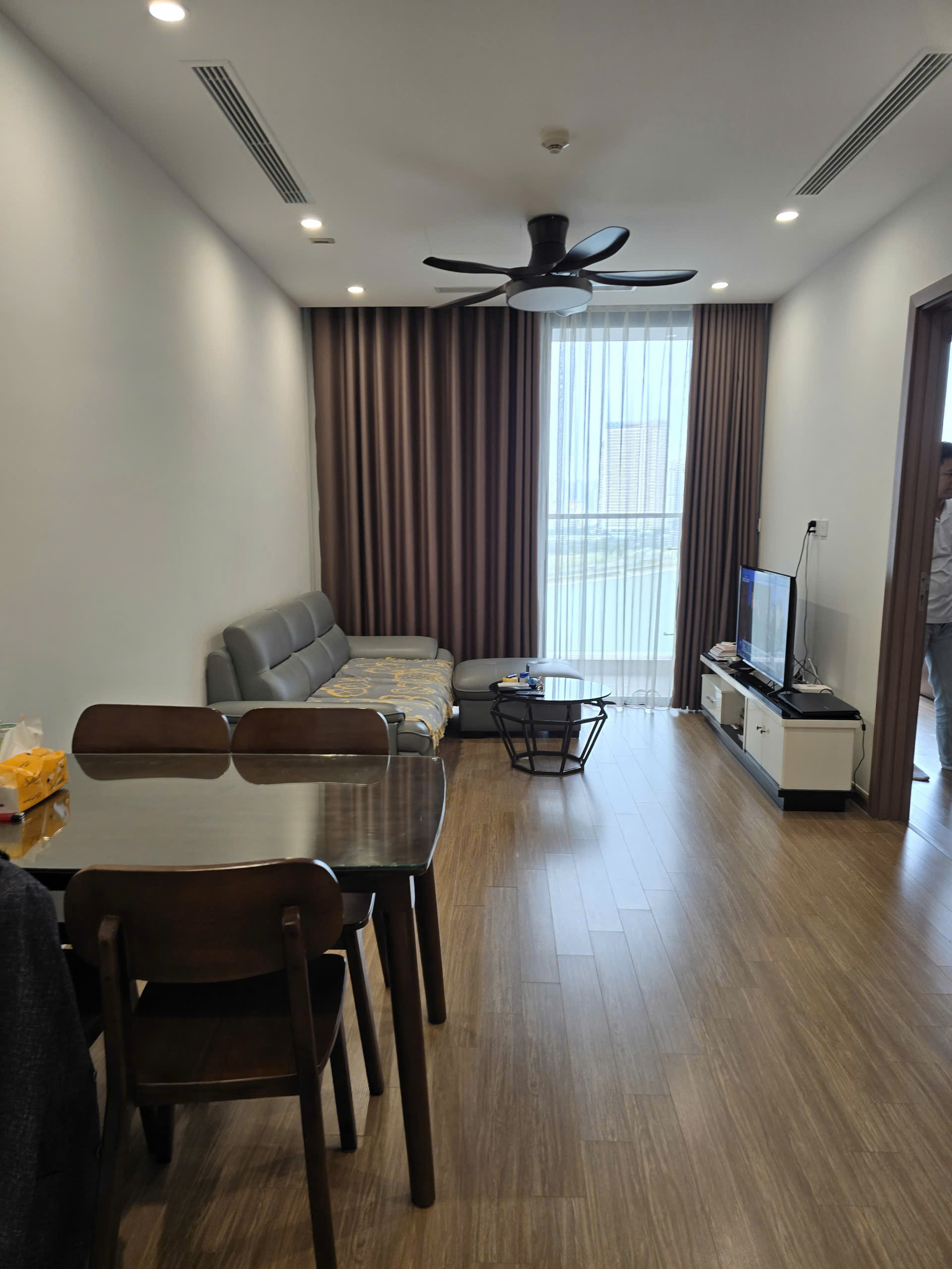 Căn hộ 2 ngủ 2 WC view hồ điều hòa giá rẻ nhất lúc này tại Vinhomes Skylake Phạm Hùng