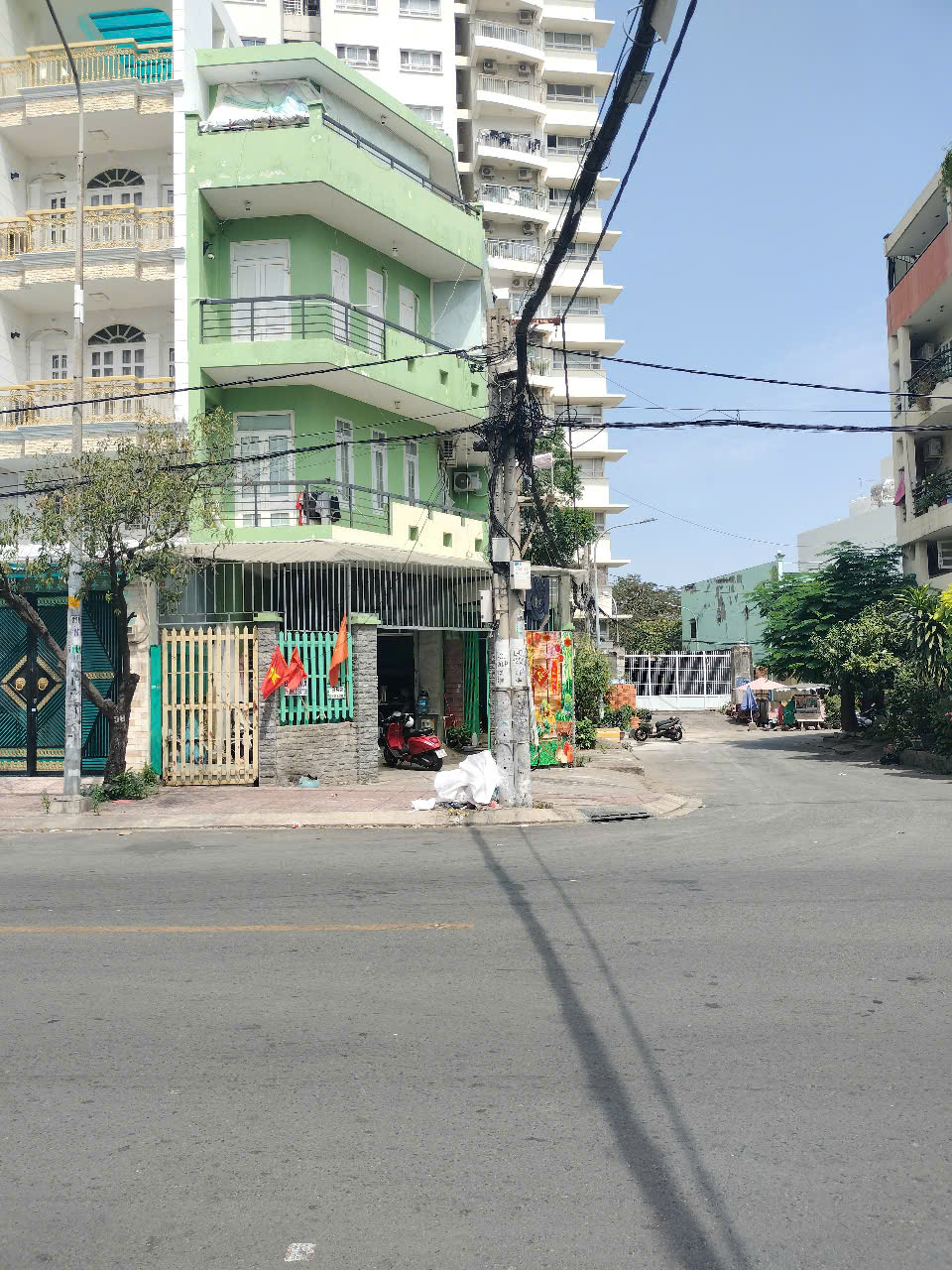 Bán nhà mặt tiền, 4 tầng (DT đất: 113.5m2), căn góc P.11, Quận 6