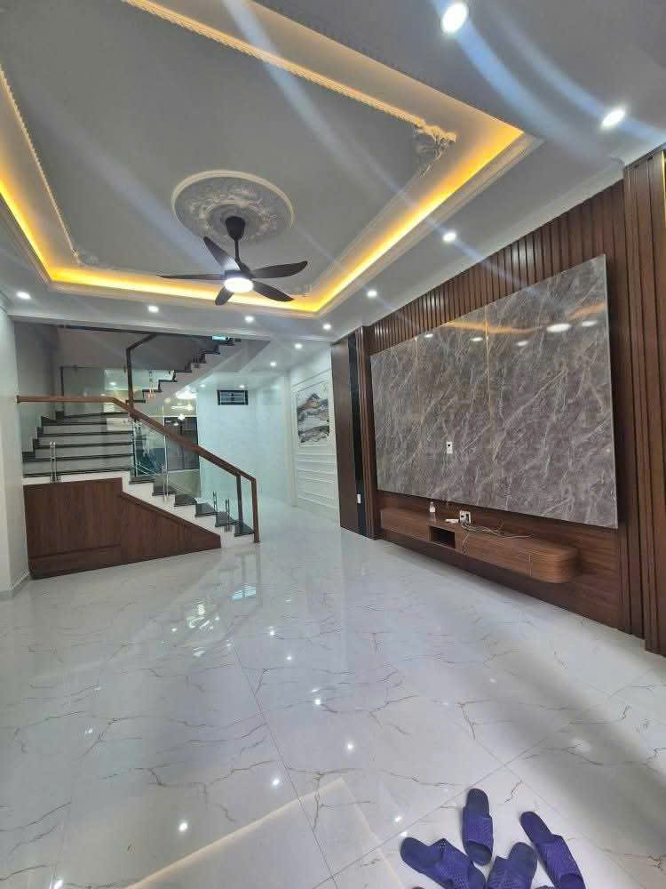 BÁN TÒA KHÁCH SẠN TRÊN PHỐ TUYẾN NGUYỄN CHÍ THANH KINH DOANH SẦM UẤT. 5200M2 SỬ DỤNG 320TY. KIM MÃ, LÁNG HẠ, GIẢNG VÕ,