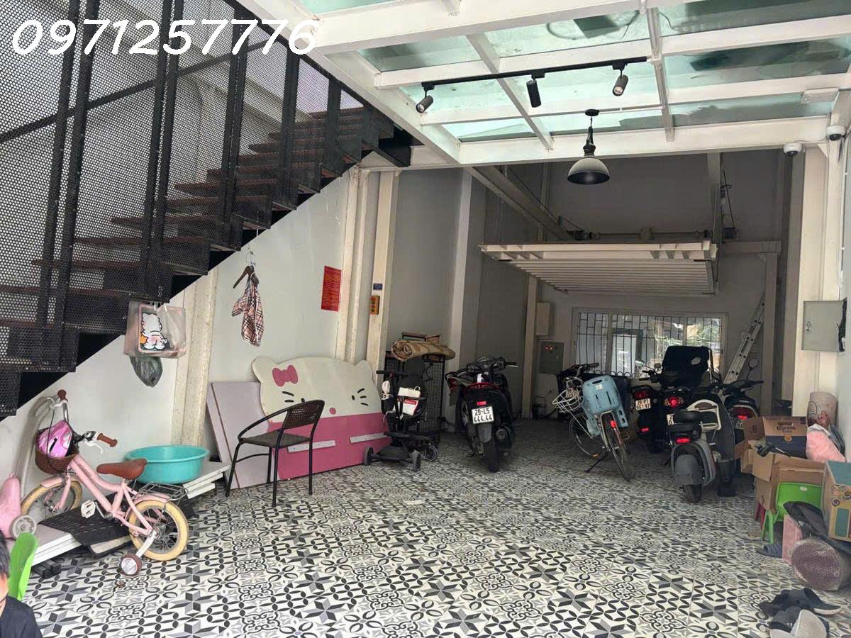 Nhà mặt phố Phùng Chí Kiên - Cầu Giấy cần bán gấp- DT 101m², MT 6,82m Đường lớn- ô tô tránh thoải mái- vị trí kinh