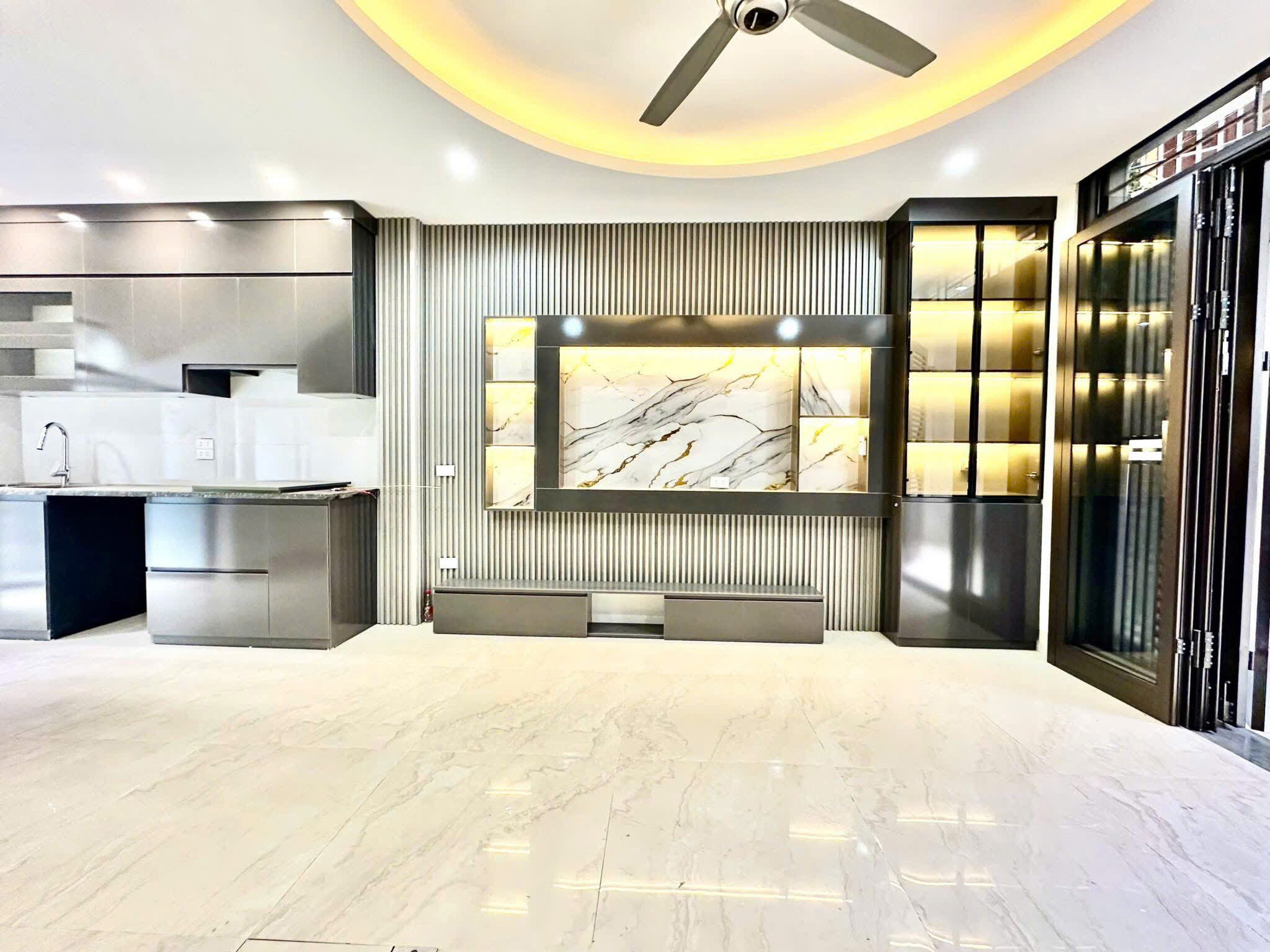 Bán nhà khu vực Đại La, Hai Bà Trưng, ô tô tránh, 103m2 4T, gần ĐH KTQD, ở yên tĩnh, làm VP gia đình, 21.9 tỷ.