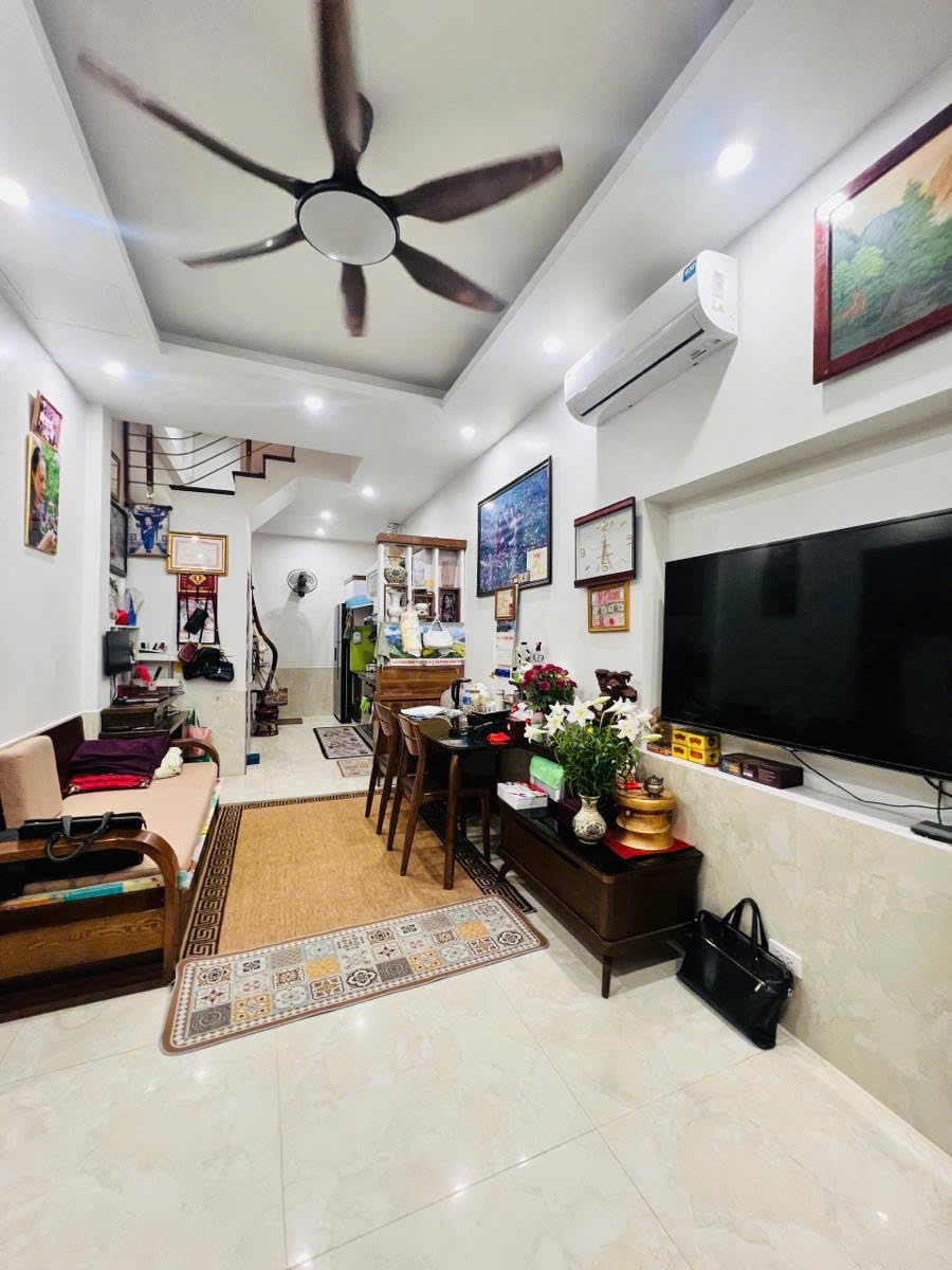 Bán nhà phố Hào Nam 39m x 4T giá 8.2 tỷ trước nhà rộng gần 4m, tặng nội thất