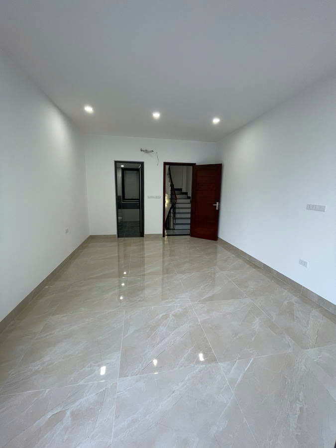 NGỌC LÂM - LB - MỚI KÍNH KOGG - LÔ GÓC 2 THOÁNG VĨNH VIỄN 36m2,6 tầng X 5.5 tỷ.