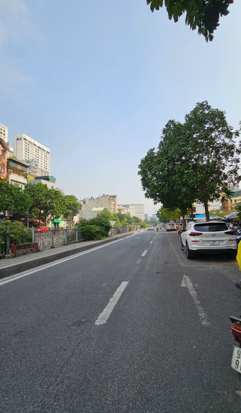Bán nhà phân lô Mạc Thái Tổ, 3 ô tô tránh, vỉa hè 3m, 1 nhà ra MP, để ở và KD hoặc làm VP cực đẹp