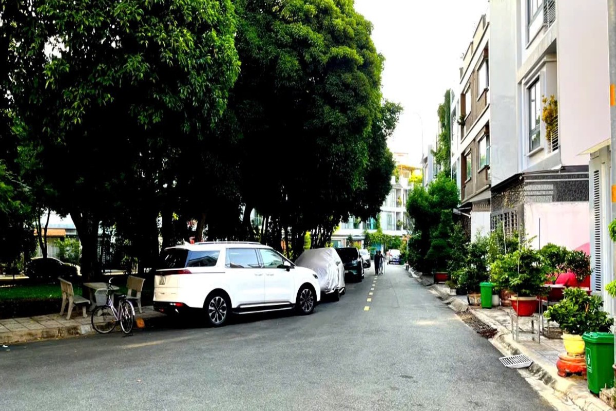 PHÚ NHUẬN,BÁN GẤP VILLA, NGANG 11,5M, SÂN RỘNG, ĐƯỜNG LỚN !