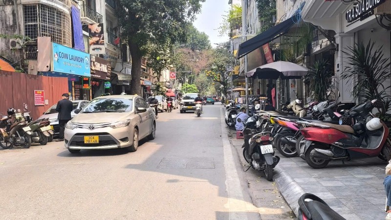 BÁN MP ĐẶNG THÙY TRÂM, CẦU GIẤY 70M, 5T, MT 5M, VỈA HÈ, OTO TRÁNH, KD ĐỈNH, 34 TỶ. 0937651883.