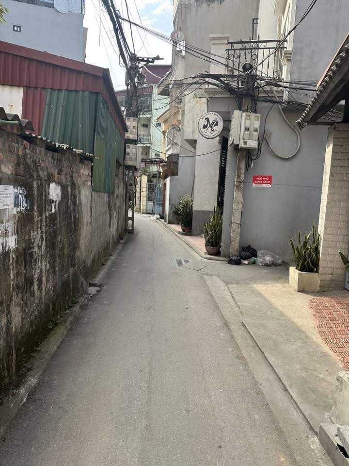 Duy nhất 1 căn.Chỉ 4 tỷ 2 Nhà 4T thượng thanh. Dân xây ở luôn. Oto gần. còn tl.