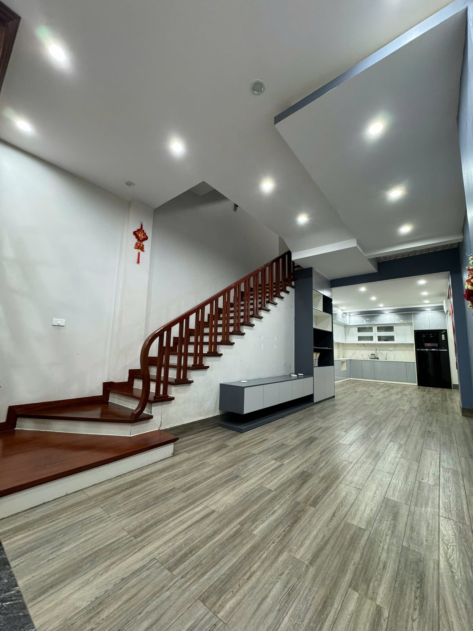 BÁN GẤP NHÀ Ô CÁCH 56M 5 TẦNG GẦN Ô TÔ DỪNG ĐỖ NGÀY ĐÊM FULL NỘI THẤT CHỈ HƠN 8 TỶ