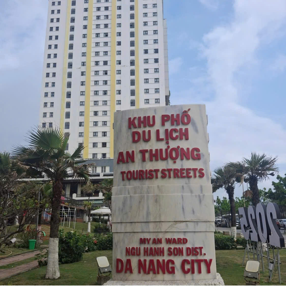 + Mỹ Khê, Bán đất tặng nhà 5,5 tầng mặt tiền Lâm Hoành, hiện đang có 20 phòng cho thuê thu nhập 60tr/tháng, đi bộ 1