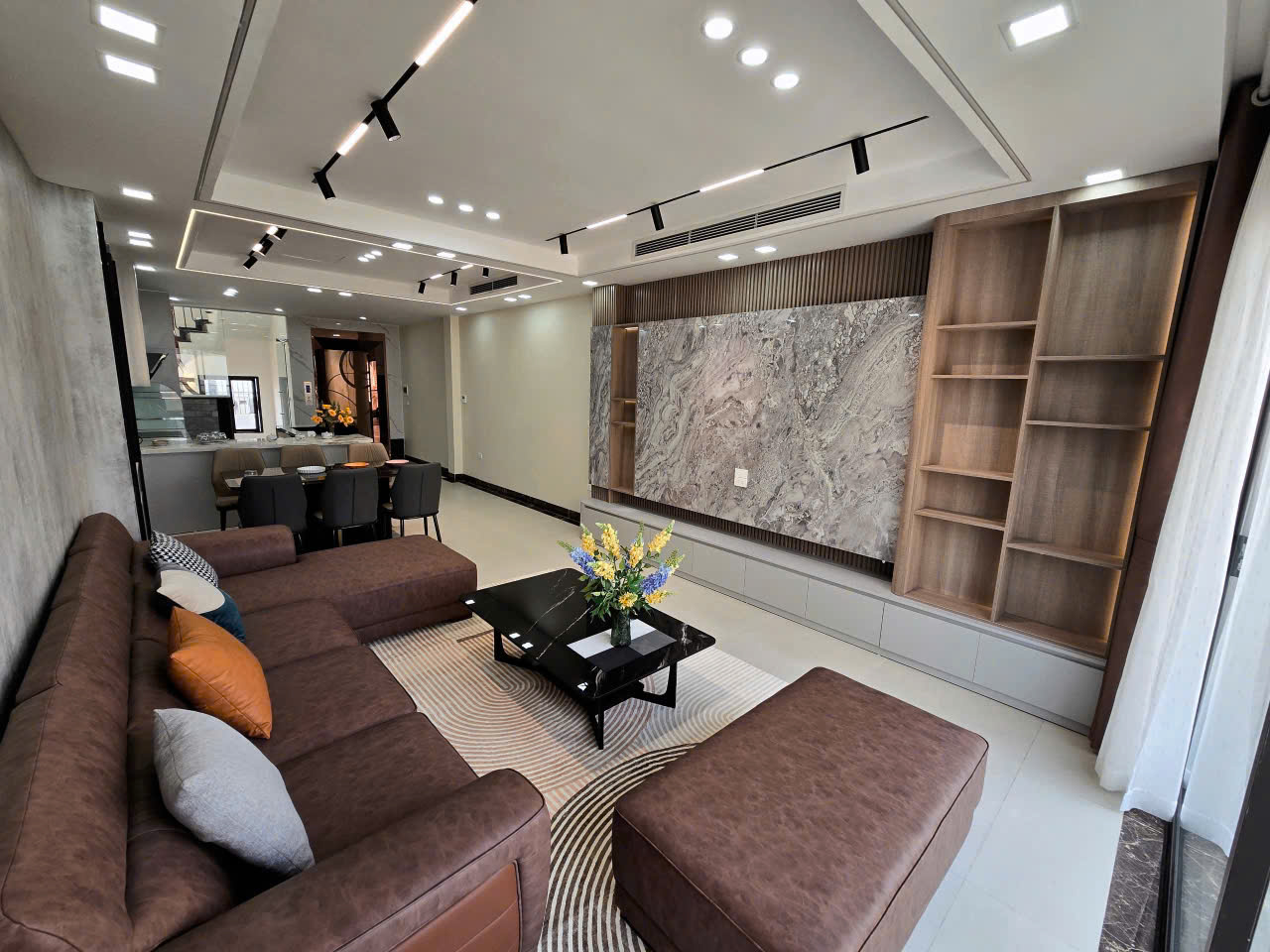 NHÀ ĐẸP - GIÁ TỐT - Vị Trí Đắc Địa Tại Đường Nguyễn Văn Cừ, Quận Long Biên, Thành phố Hà Nội