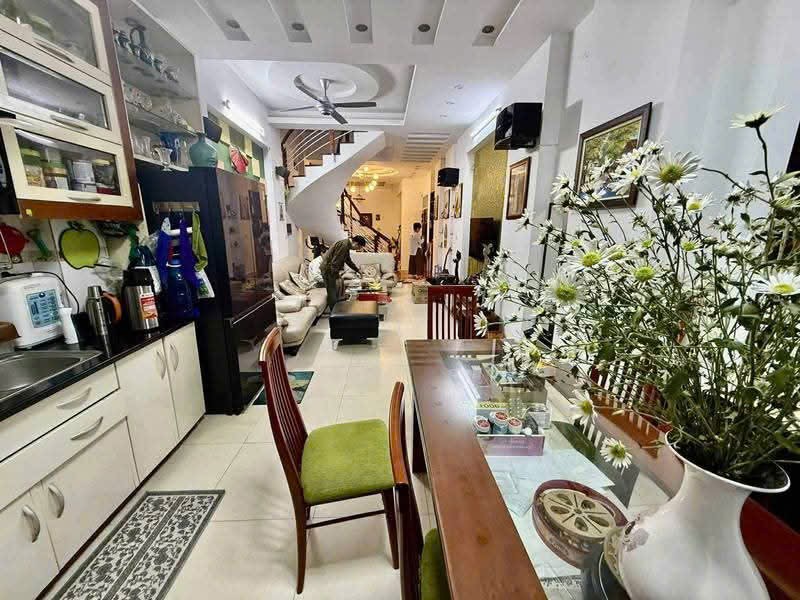 NHÀ ĐẸP CÁCH PHỐ 15M - DÂN XÂY - THOÁNG SÁNG - NỘI THẤT SỊN XÒMẶT TIỀN RỘNG. Ở SƯỚNG