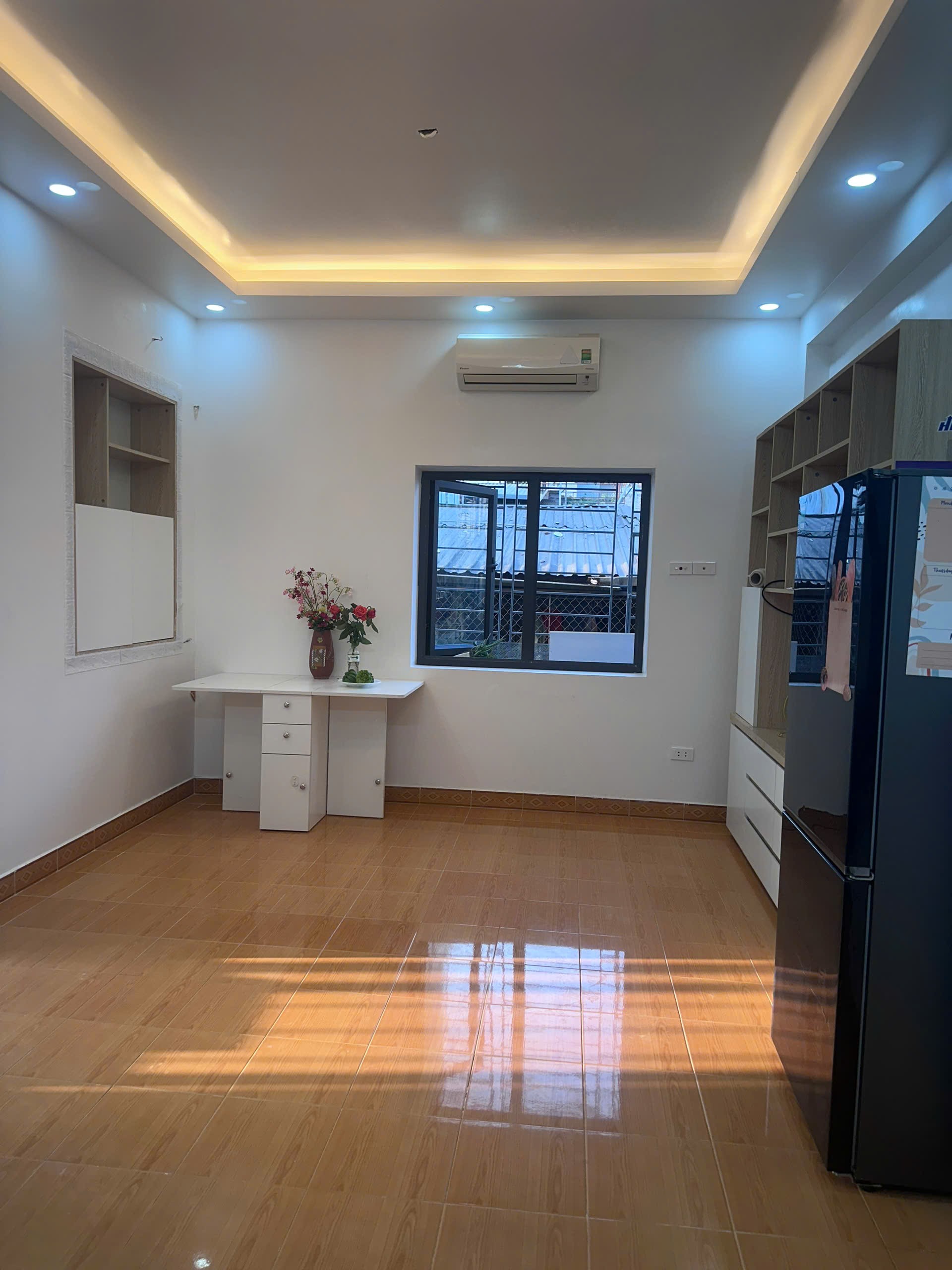 Bán nhà tập thể khu cán bộ cao cấp đường Hồng Hà, 40m, sân để xe rộng rãi,nhà đẹp ở luôn.