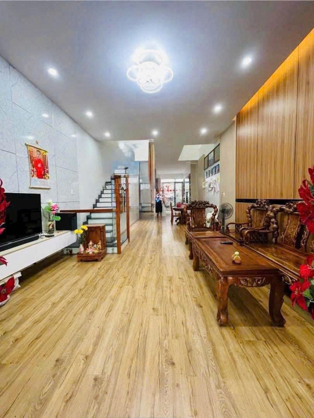 Bán nhà mặt phố Q.9, 112m², 4 tầng, 5PN, 14.5 tỷ, sổ đỏ