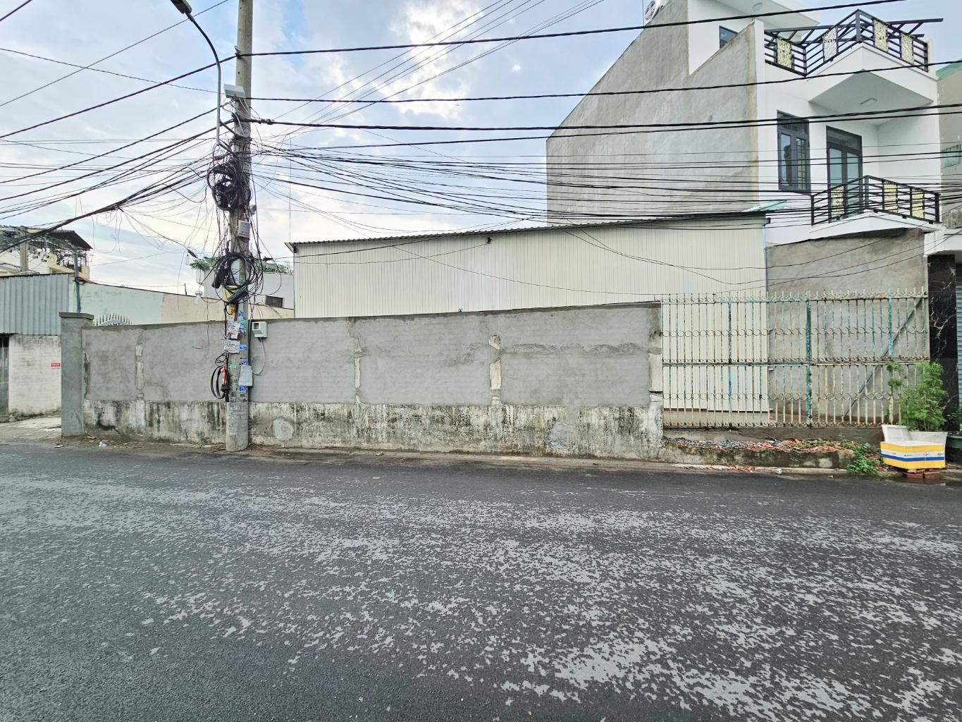 Bán nhà Q.9, 125m², 2PN, 6.8 tỷ, sổ đỏ Hoặc: Nhà Q9, 125m², 2PN, 6.8 tỷ, ngõ 882, sổ hồng