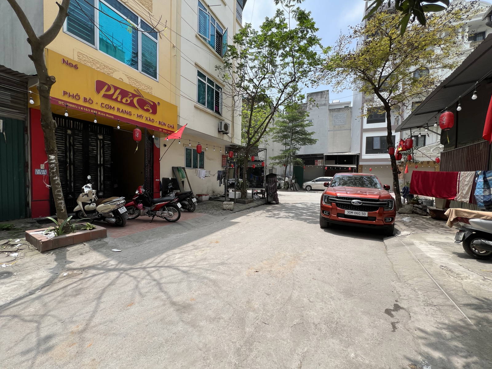 đất vuông đẹp,nhà dân xây nên cục kỳ chắc chắn, đường rộng, oto vào tận nhà, kết hợp vừa làm nhà ở vừa kinh doanh , gần nhiều khu tiện ích,
