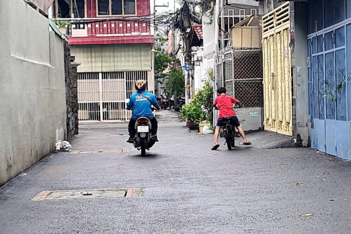 PHÚ NHUẬN, BÁN NHÀ PHỐ 3 TẦNG, HẺM THÔNG 6M, SÁT Q.1, GẦN MẶT TIỀN !