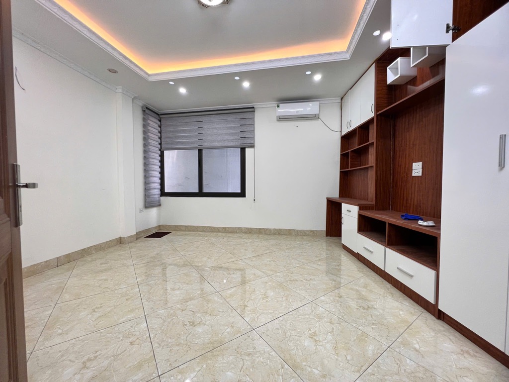 Nhà Bồ Đề 35m2, 5 tầng, gần trường quốc tế WellSpring, gần bệnh viện Tâm Anh, ngõ thông