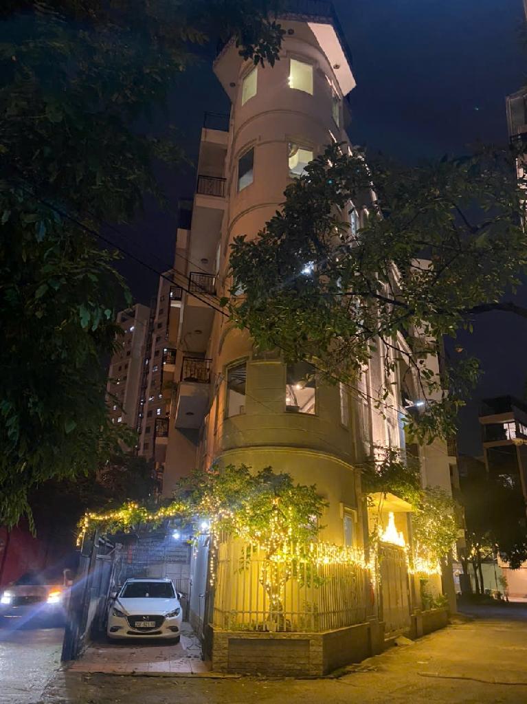 Bán nhà riêng tại Lạc Long Quân, Tây Hồ, Lô Góc Hàm Cá Mập Đẹp. DT 72M2, Đường Ô TÔ Tránh Đỗ