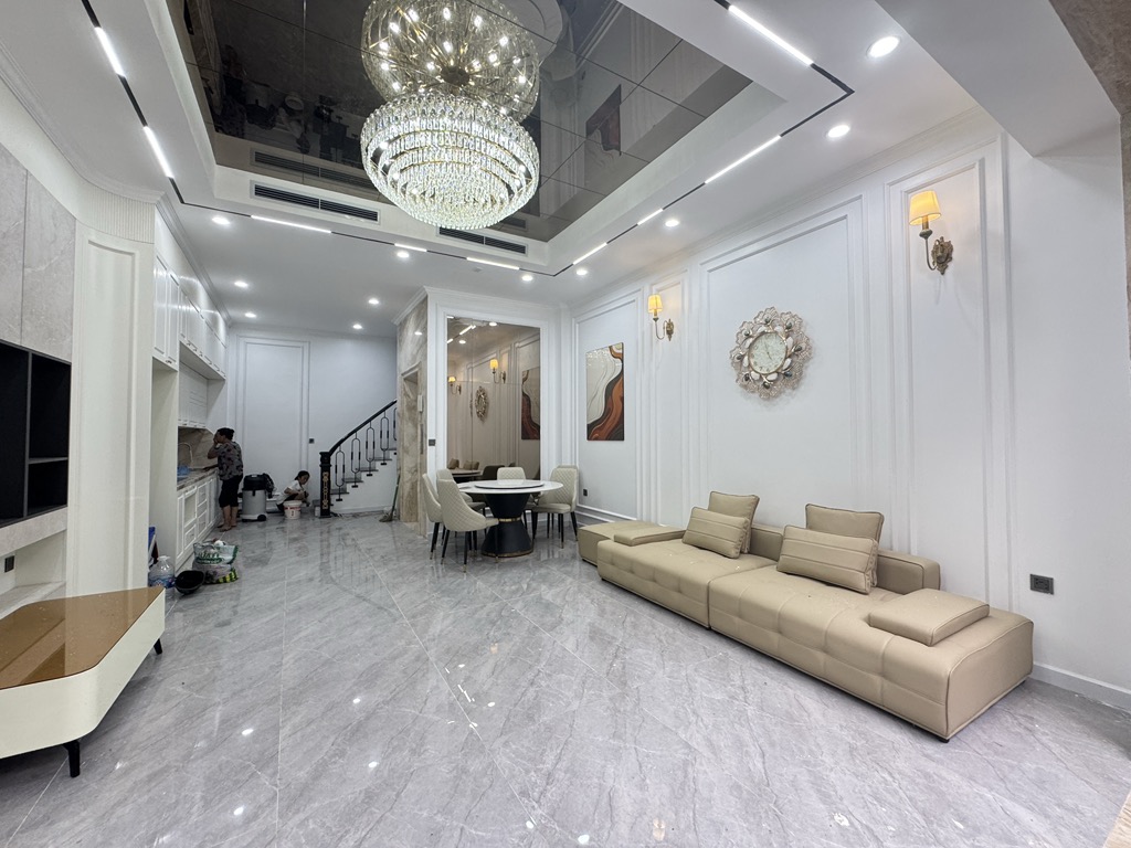 BÁN NHÀ DT70m2, 6 TẦNG THANG MÁY – FULL NỘI THẤT CAO CẤP – PHỐ NGUYỄN VĂN CỪ