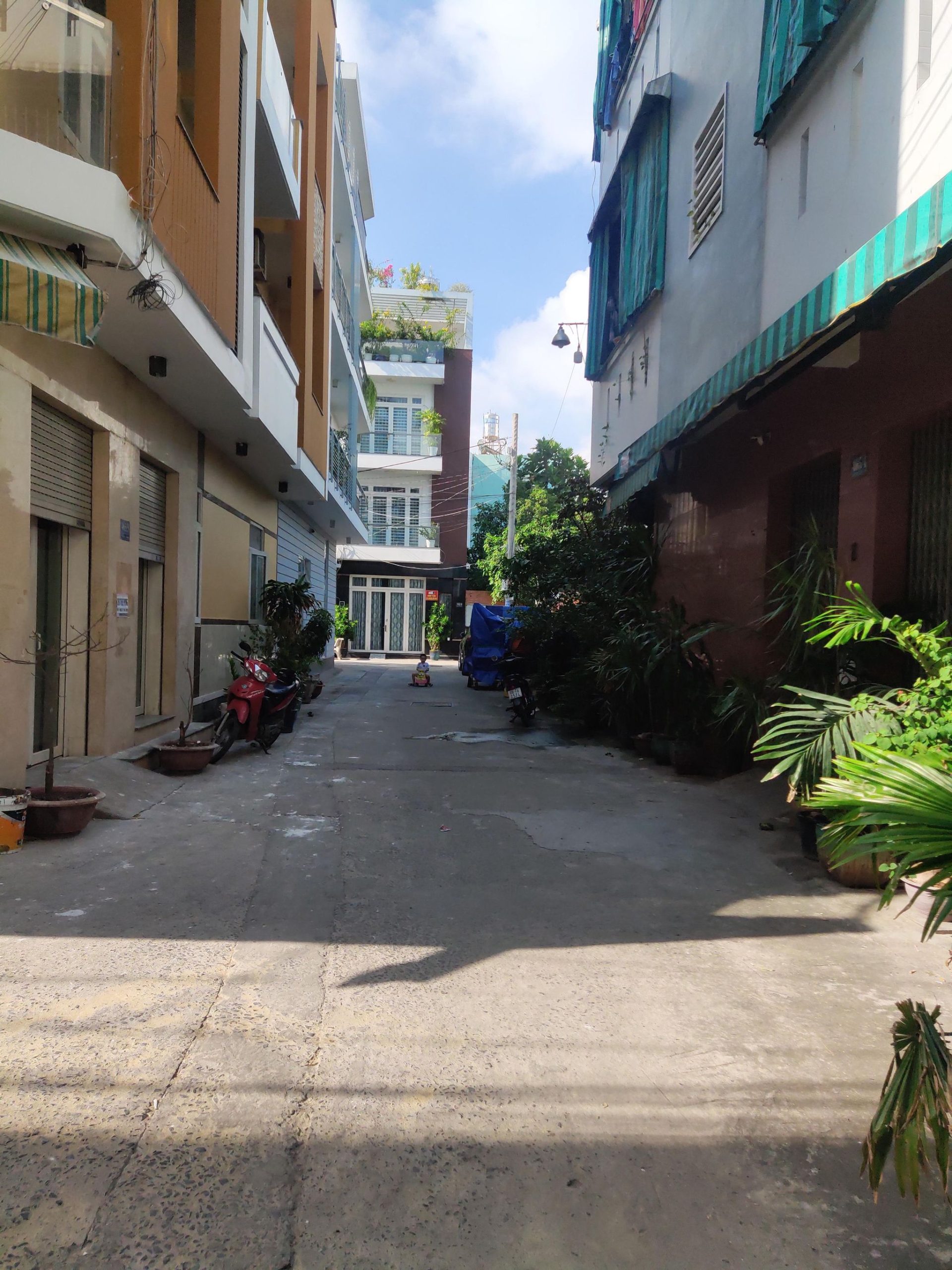 Nhà HXH TKTQ 4x14m2 BTCT 4T ST 4PN gần AEON TP giá chỉ 5 tỷxx