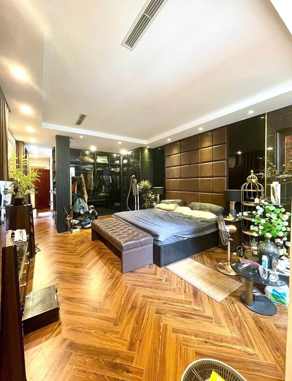 Bán nhà khu vực Tạ Quang Bửu, Hai Bà Trưng, lô góc, 3 mặt tiền, ô tô đỗ cửa, 126m2, mặt tiền khủng, gần ĐH Bách Khoa, KD, xây CCMN, tòa nhà VP, 30 tỷ