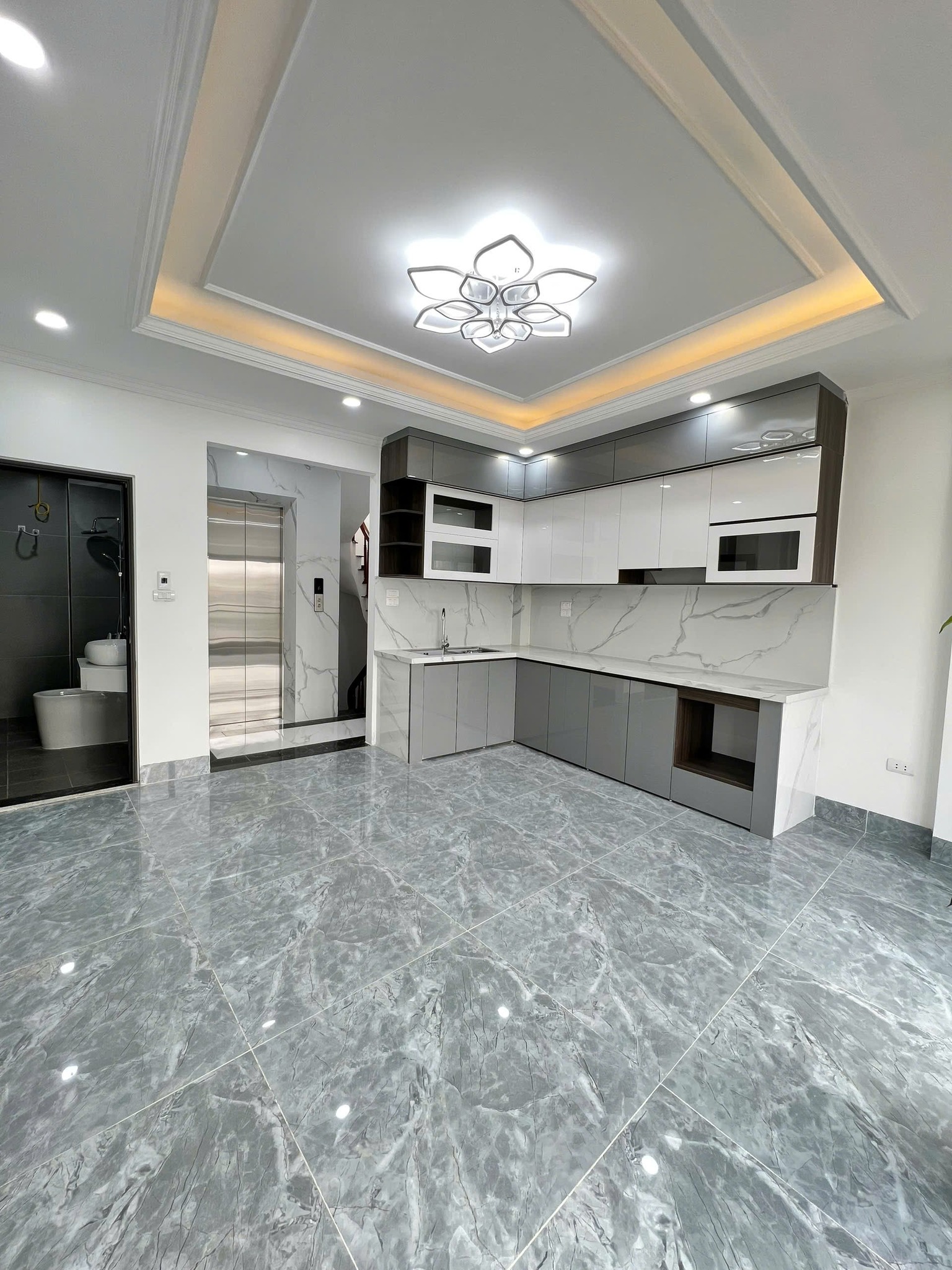 BÁN NHÀ PHỐ KHƯƠNG ĐÌNH, THANH XUÂN. 40M2, 6T THANG MÁY, NGÕ NÔNG GẦN PHỐ, NỘI THẤT ĐẸP VỀ Ở NGAY. VỪA Ở VỪA KD ONLINE - NHỈNH 9 TỶ