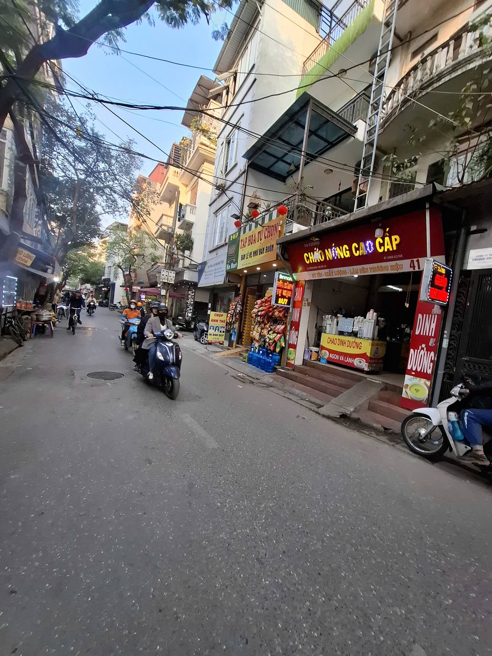Bán Nhà Mặt Phố Hoa Bằng. Cầu Giấy. 6 Tầng Thang Máy. Ô Tô. DT 62m2. MT 3,6m. Giá 19,4 Tỷ.