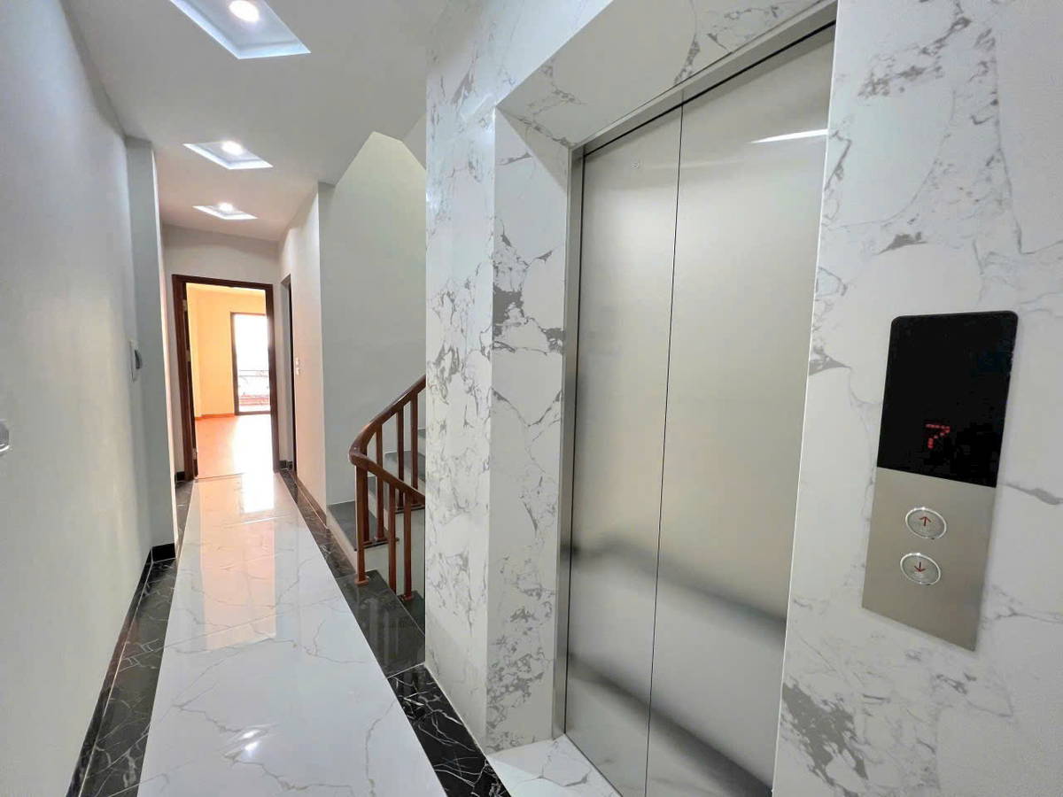 Bán Nhà Kim Giang. Hoàng Mai. 7 Tầng Thang Máy. DT 38m2. MT 3,4m. Giá 8,78 Tỷ.