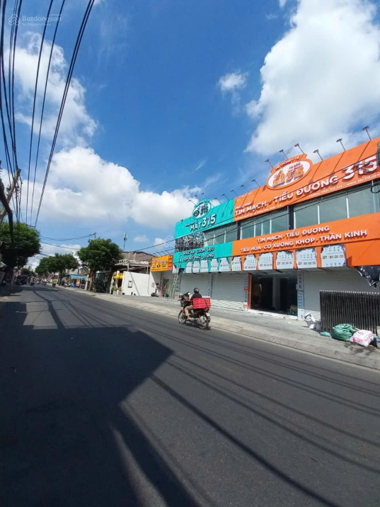 Bán nhà góc 3 mặt tiền Nguyễn Văn Quá Q12. Diện tích 19x35 Sổ công nhận 675m2 HĐT 120tr/1 Giá 65 Tỷ