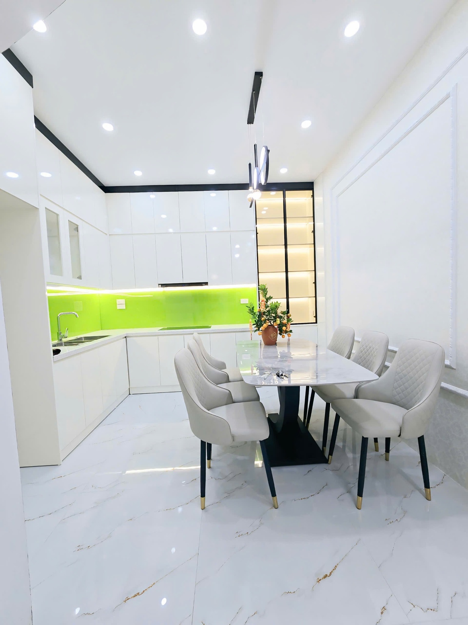 Bán nhà mới 9 tỷ, 37m2 tại Hoàng Quốc Việt, Cầu Giấy, ô tô 10m, thang máy, full nội thất