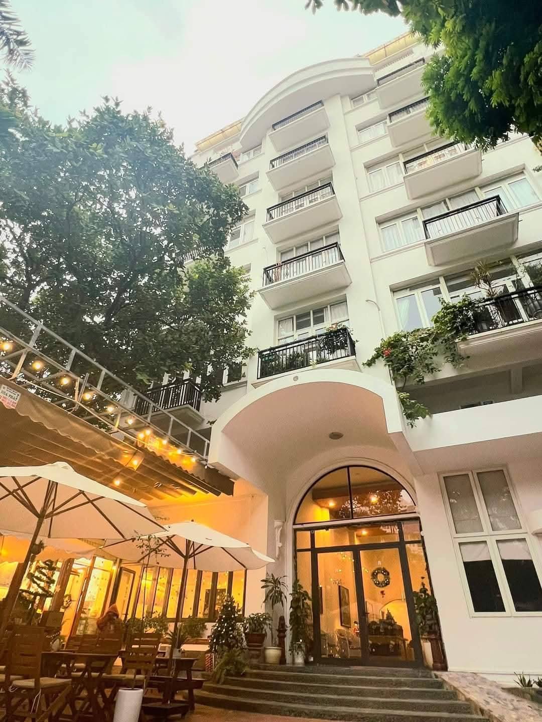 BÁN SIÊU PHẨM, KHÁCH SẠN 08 TẦNG, TÂY HỒ, 640M2 FULL THỔ CƯ, DÒNG TIỀN SIÊU KHỦNG...