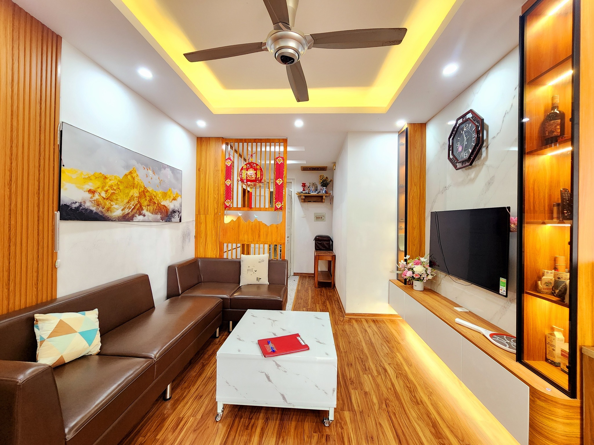 Giảm gần 1 tỷ, chủ cần bán gấp siêu phâm Cầu Giấy 97m2, 3Pn, lô góc, tặng nội thất