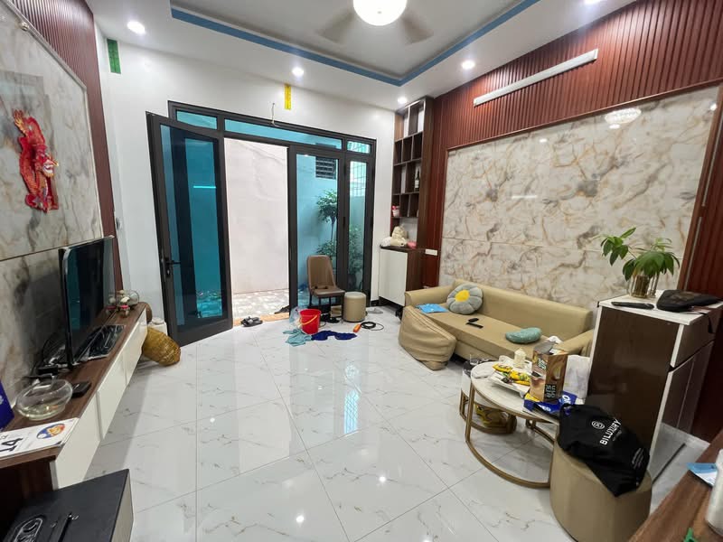 Chính chủ bán nhà đường Hoàng Mai. 43m giá chỉ 7 tỷ. Nhà dân xây chắc chắn, đẹp.