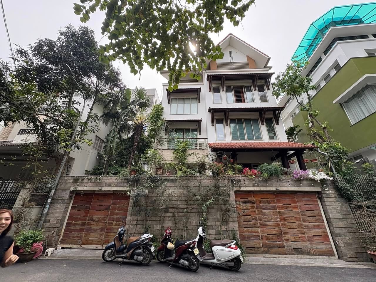 Bán Biệt Thự Vườn Đào - Tây Hồ 230m2, 5 tầng thang máy, giá chào 129 tỷ