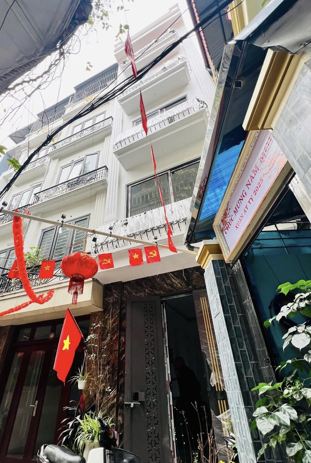 Bán nhà Lạc Long Quân Tây Hồ, 54m 5 tầng Thang Máy 13 tỷ, nhà mới đep - ngõ rộng thoáng - Ô Tô gần. Liên hệ - 0978900664
