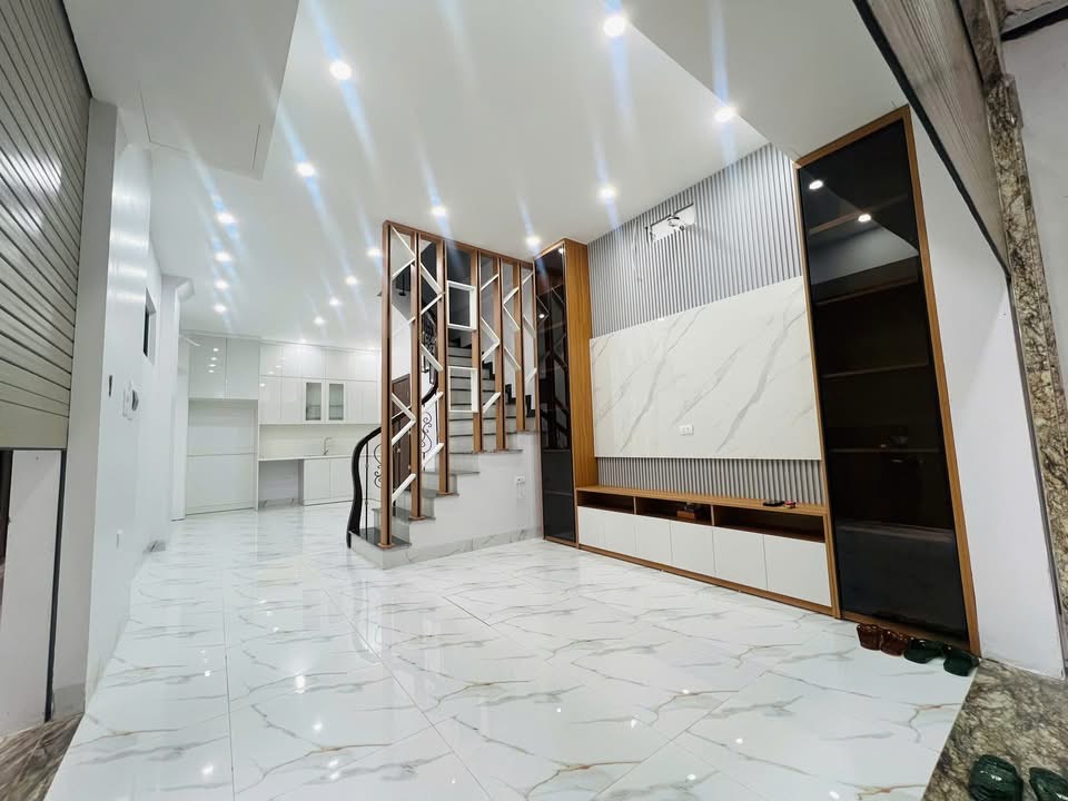 NHÀ MỚI GẦN CHỢ - GẦN TRƯỜNG - CĂN GÓC SÁNG THOÁNG - ĐI BỘ RA OTO TRÁNH - DỪNG ĐỖ - NHÀ 5 TẦNG - 8 PHÒNG NGỦ.