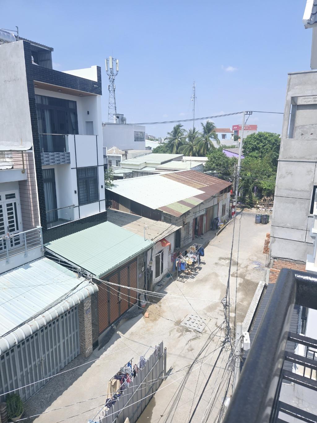 Bán nhà mặt phố Q.9, 60m2, 4 tầng, 4PN, 5WC, 4.5 tỷ, sổ đỏ