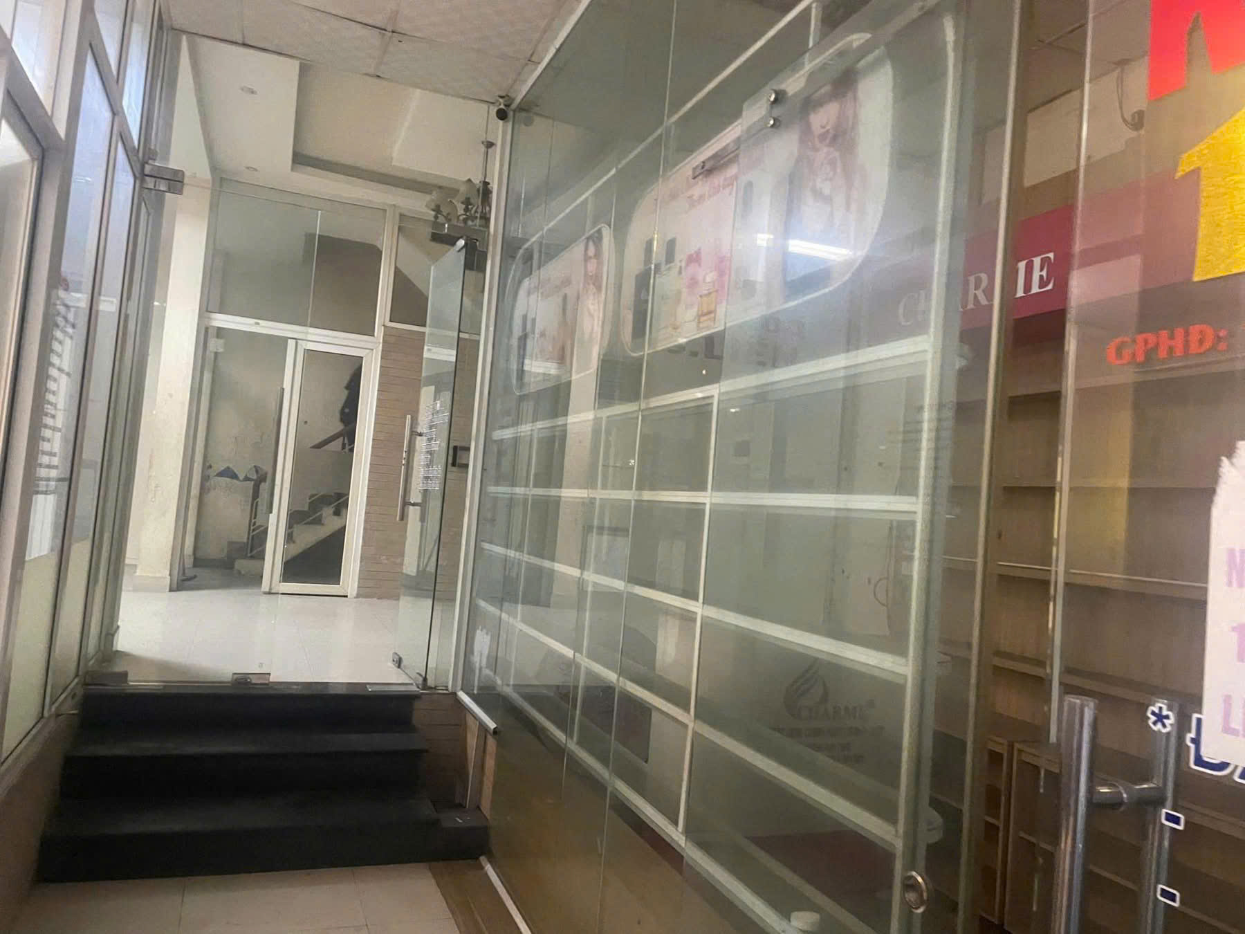 CHO THUÊ NHÀ 4 TẦNG MẶT TIỀN NGUYỄN HUỆ – VỊ TRÍ VÀNG KINH DOANH