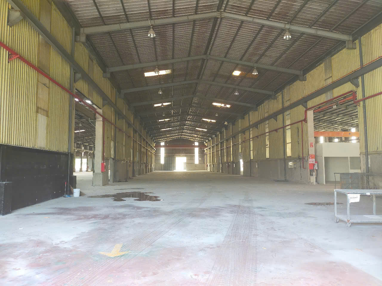 Cho Thuê Xưởng Tại Khu Công Nghiệp Bình Dương.Diện tích nhà xưởng: 8.940m².4.3 USD / m² (Đồng giá văn phòng)